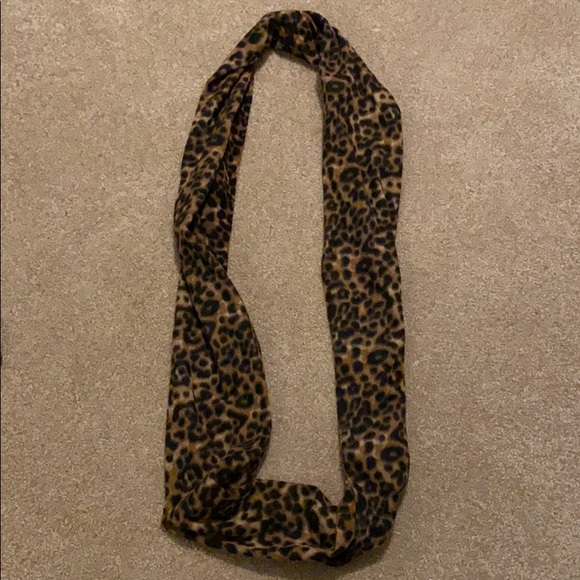 Cozy leopard infinity scarf - Picture 3 of 3